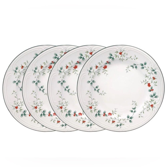 Pfaltzgraff Other - Winterberry Set of 4 Dinner Plates